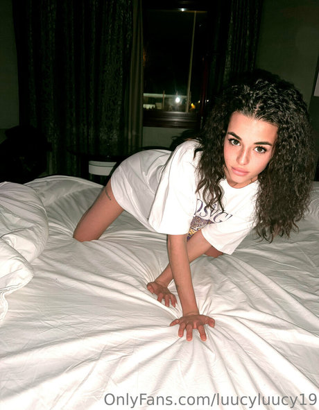 luucyluucy19 model pornographic pic