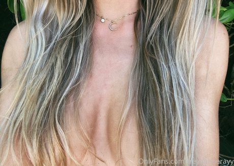 freyaannerayy nude model images