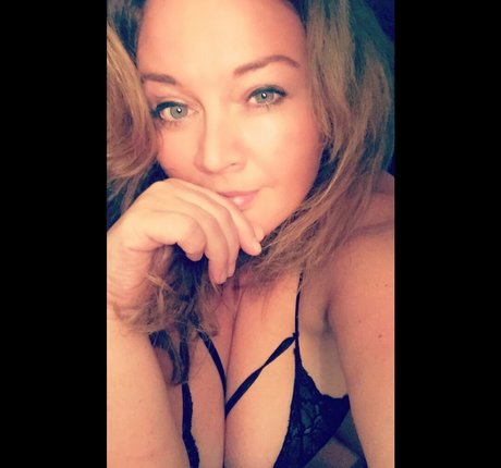 dutchcurvesinheels model top pic