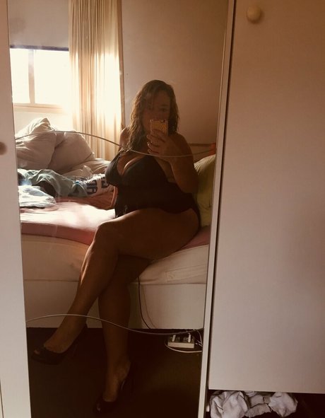 dutchcurvesinheels nude actress pictures