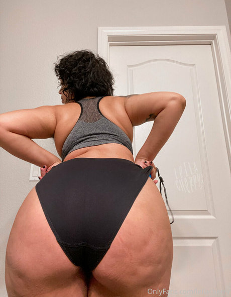 leilacherry hot model picture