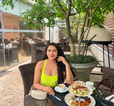 Nimesha Jayarathne sexy model picture