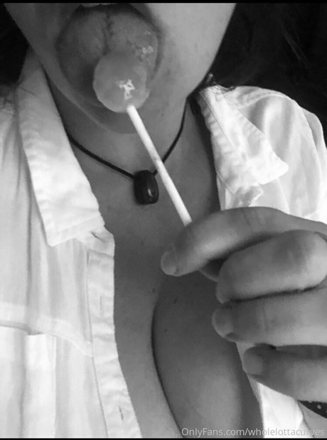 wholelottacurves model beautiful galleries