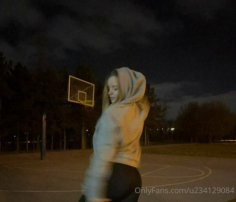 flora belll model top image