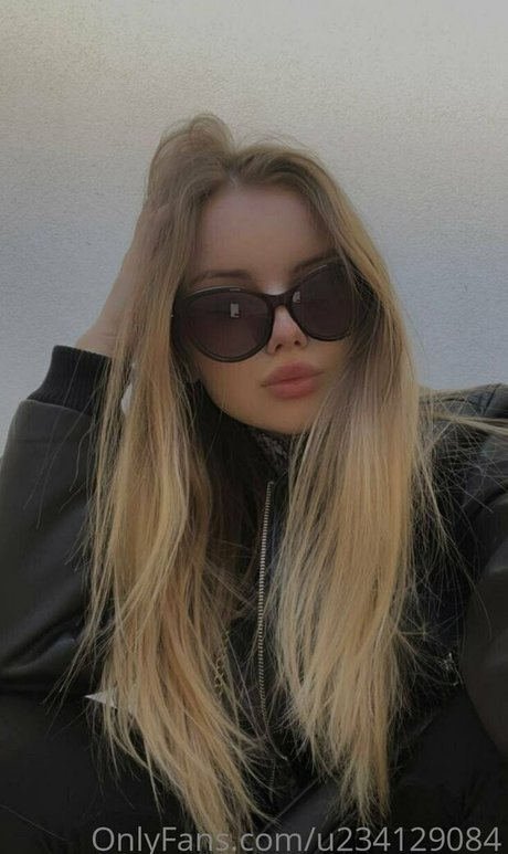 flora belll sexy actress pic