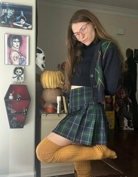 alicemarchfree erotic model pic