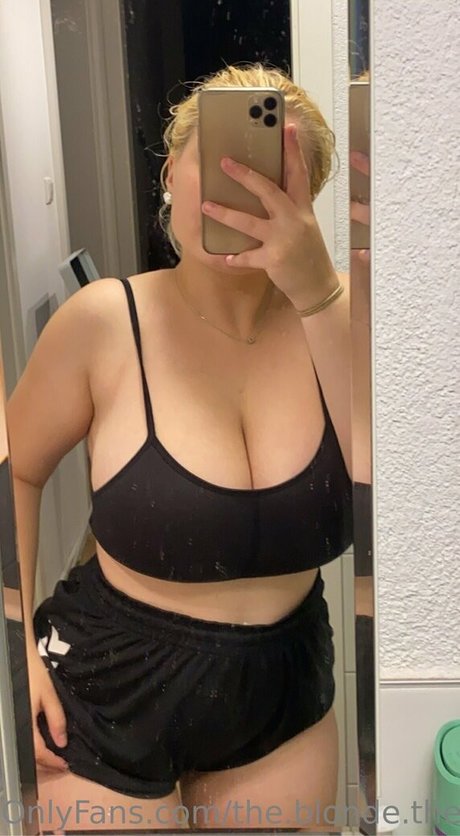 the blonde the brunette model exclusive picture