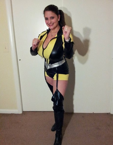 Avery Harwood erotic actress pics