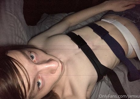 jamtom naked model image