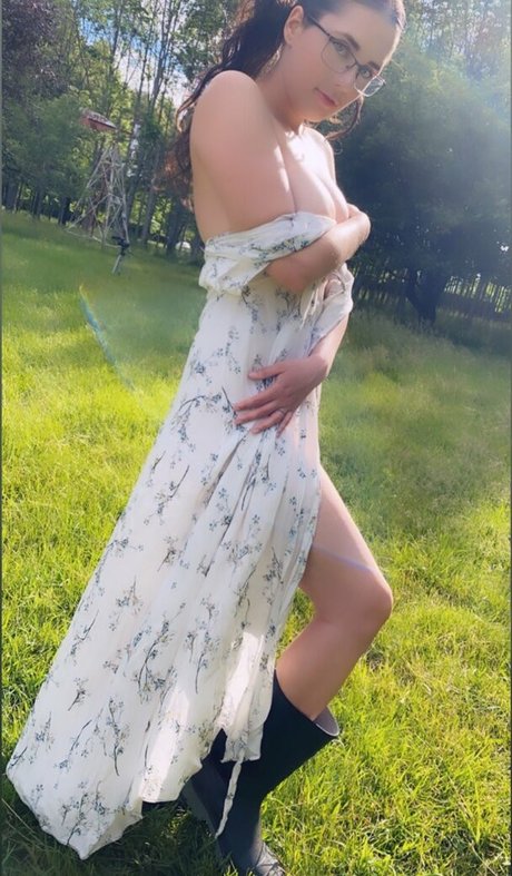 Sexy Saffron model perfect pictures