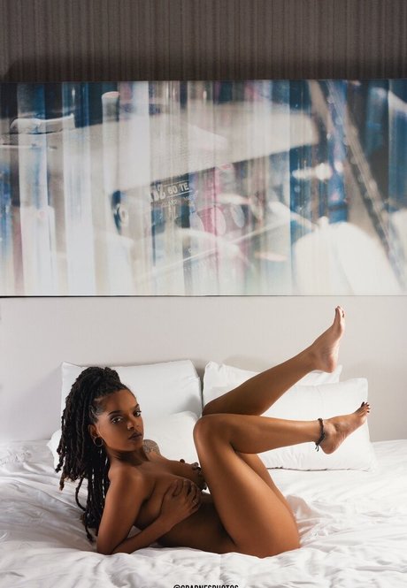 Feistybadazz erotic model pic