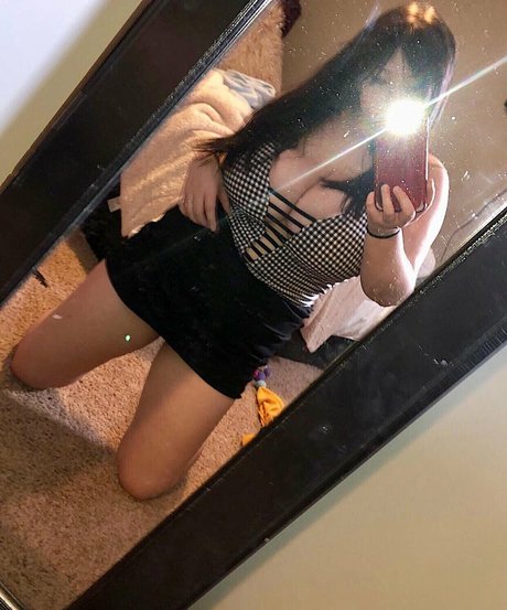 Emaliehall model naked image