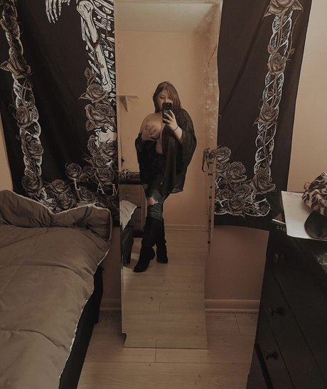 Emaliehall model hot pics