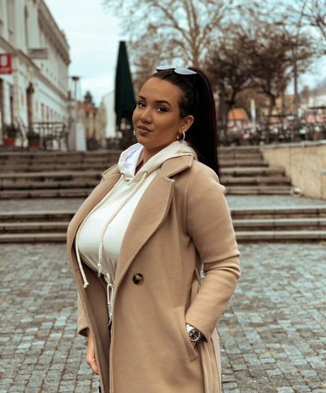 female popular onlyfans hot sexy pictures